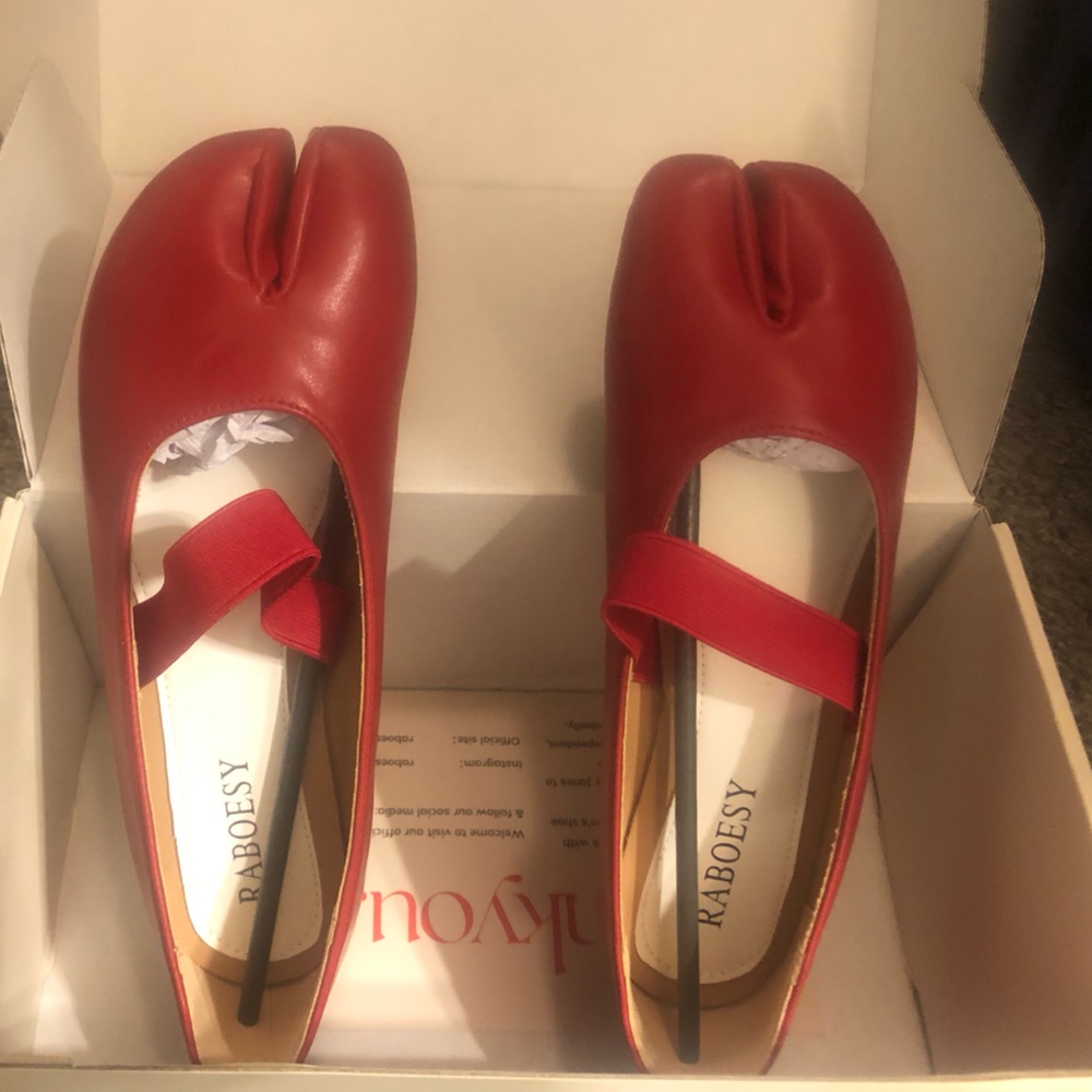 BRAND NEW Red Tabi ballet flats by Raboesy